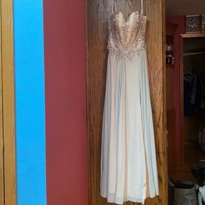 Beautiful prom or bridesmaid dress! Never worn
